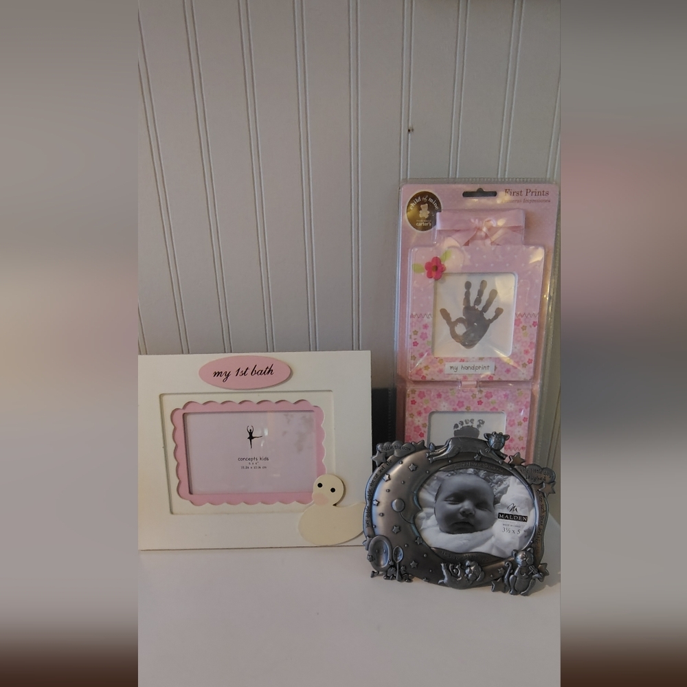 Bundle of new picture frames.